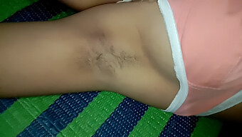 Genç (18+) Tek Başına Bir Seansın Tadını Çıkarıyor