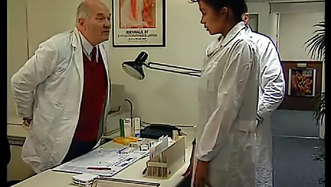 Une Visite Chez Le Médecin Classique Avec Une Touche Coquine