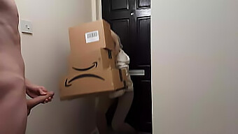 Amazon-Tjejen Ger En Cumshot Till En Kille Som Behöver En Handjob