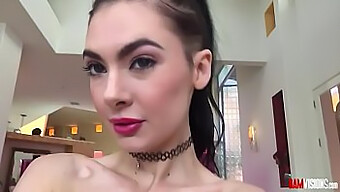 Remaja Brunet Marley Brinx Menikmati Masturbasi Anal Dengan Mainan Seks