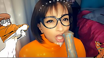 Velma Poilue Et Leitinho À La Grosse Bite Dans Une Session De Cosplay Torride - Scooby-Doo