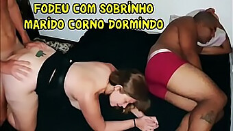 Adolescente De 18 Anos Tem Uma Experiência De Corno Quente E Excitada Com Uma Madrasta Sexy