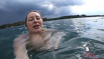 Amateur Met Grote, Gezwollen Tieten In Bikini