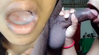 Petite Amie De 18 Ans Reçoit Une Bouche Pleine De Sperme Dans Une Vidéo Amateur