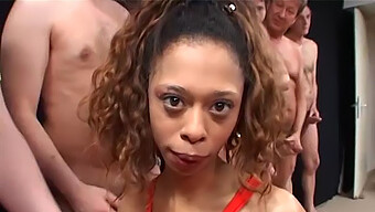 Ebony Tiener Angela Brazil Neemt Het Ruw In Een Anale Orgie