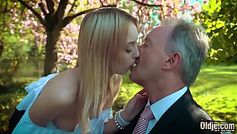 18+ Blondinka Dobi Svojo Muco Pofukano In Pogoltne Izliv