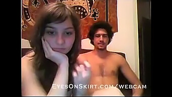 Encontro Na Webcam Em Tempo Real De Um Casal Se Envolvendo Em Atividade Sexual