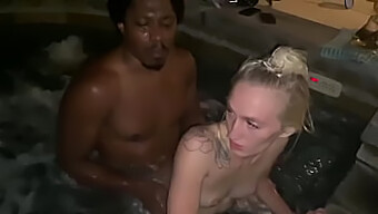 Interracial Bubbelpool Kul Med Rolig Blondin