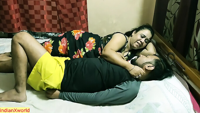 ¡la Milf India Se Pone Cachonda Y Se Involucra En Un Juego Caliente Y Sexo Hardcore Con Un Devar! Mira Cómo Él Se Corre Dentro De Ella