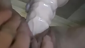 Amatör Milf Evde Bir Dildo Ile Kendini Tatmin Ediyor