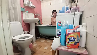 Chupando A Mi Hermanastra En La Ducha: Un Encuentro Caliente Y Caliente